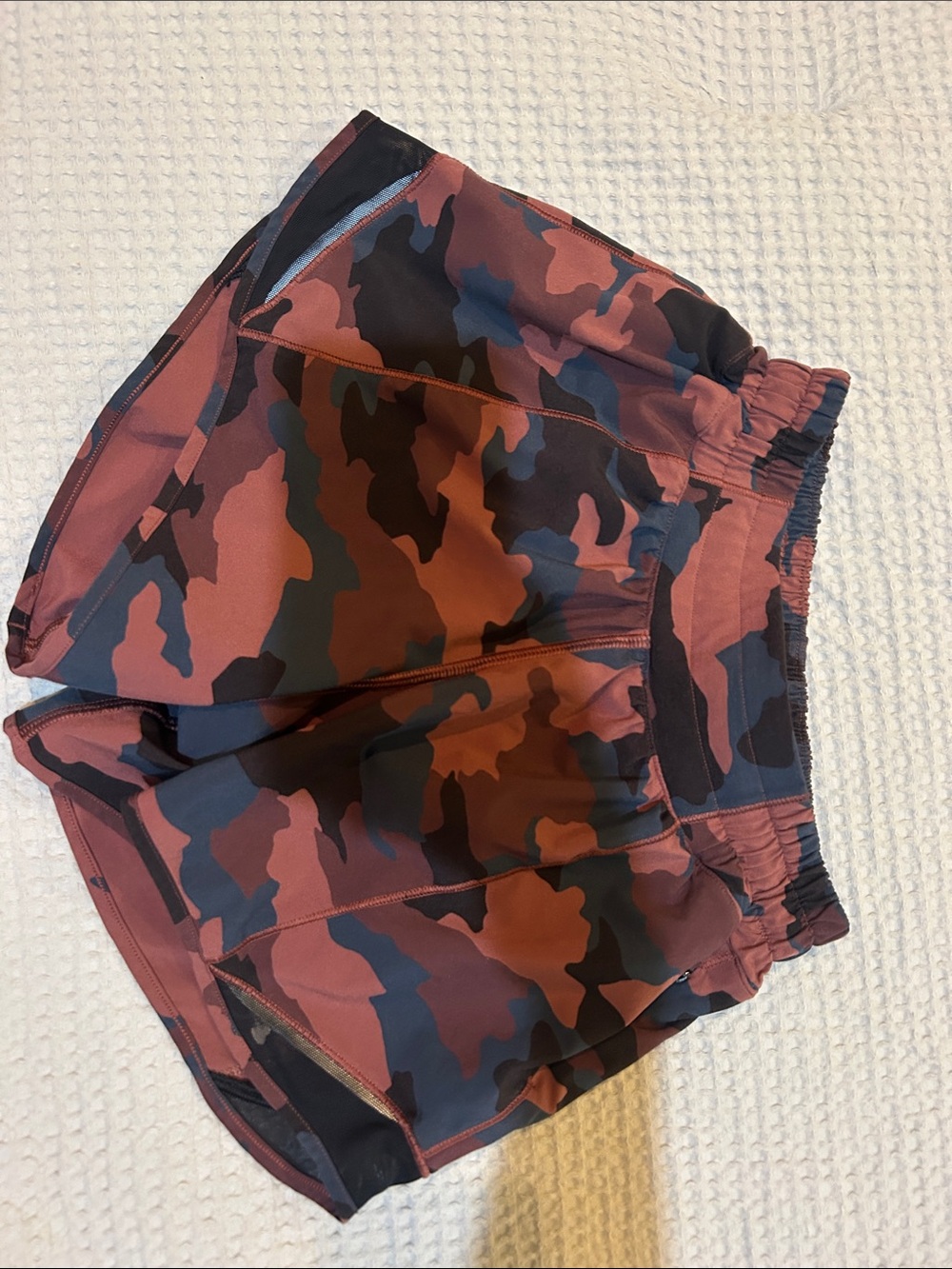 Lululemon hotty hot camo 4 in